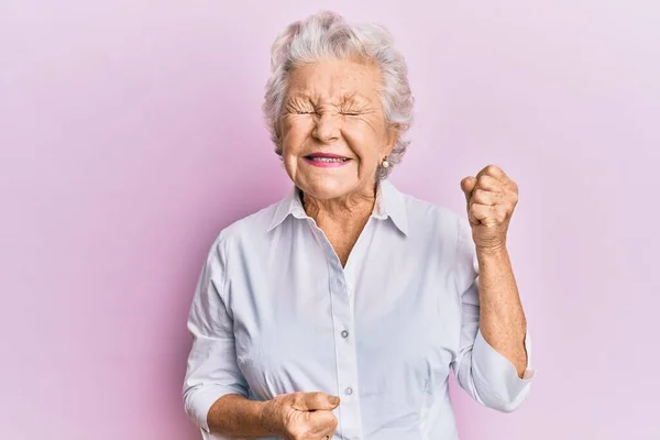 Oudere Grijs Harige Vrouw Draagt Casual Kleding Vieren Verrast Verbaasd — Stockfoto