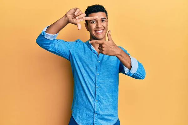 Jonge Arabier Man Draagt Casual Kleding Glimlachende Maken Frame Met — Stockfoto