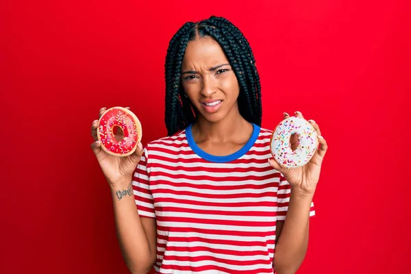 Mooie Spaanse Vrouw Met Lekkere Kleurrijke Donuts Shock Gezicht Zoek — Stockfoto