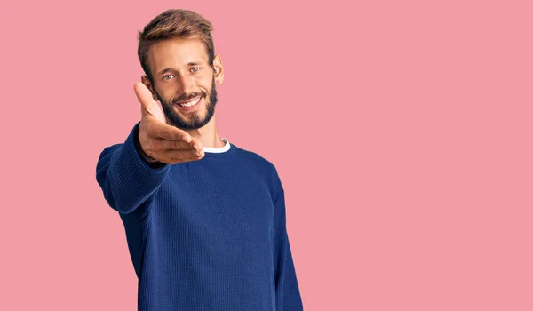 Hombre Guapo Rubio Con Barba Vistiendo Suéter Casual Sonriendo Alegre —  Fotos de Stock