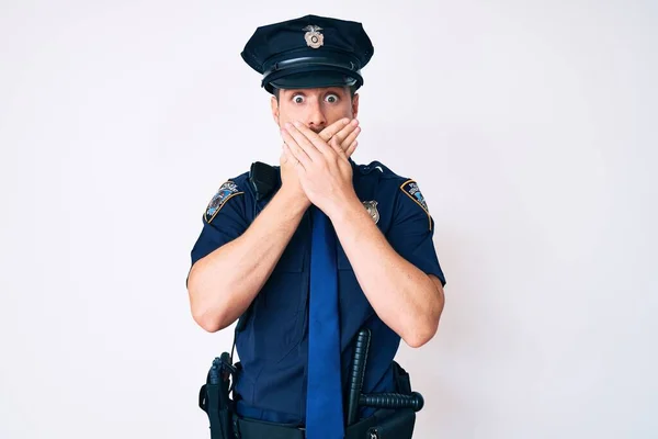 Młody Biały Mężczyzna Mundurze Policyjnym Zaszokowany Zakryciem Ust Rękami Pomyłkę — Zdjęcie stockowe