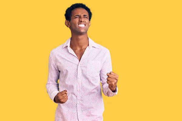 Hombre Guapo Africano Con Camisa Rosa Casual Muy Feliz Emocionado —  Fotos de Stock