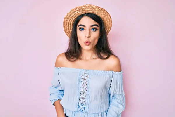 Brunette Teenager Girl Wearing Summer Hat Scared Amazed Open Mouth — Stock Photo, Image