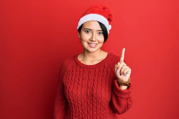 Mulher Bonita Com Cabelo Curto Usando Chapéu Natal Sorrindo Com — Fotografia de Stock