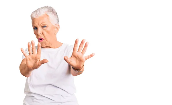 Senior Hermosa Mujer Con Ojos Azules Pelo Gris Con Camiseta — Foto de Stock