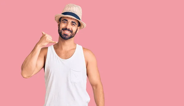 Jovem Hispânico Vestindo Chapéu Verão Casual Sorrindo Fazendo Gesto Telefone — Fotografia de Stock