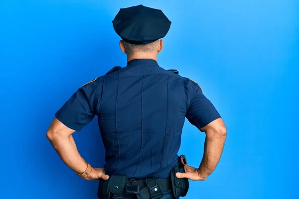 Homem Bonito Meia Idade Vestindo Uniforme Policial Para Trás Olhando — Fotografia de Stock
