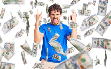 Kıvırcık saçlı, sıradan kıyafetler giyen, çılgın bir ifadeyle bağıran, elleri havada rock sembolü yapan genç yakışıklı bir adam. Müzik yıldızı. ağır müzik konsepti.