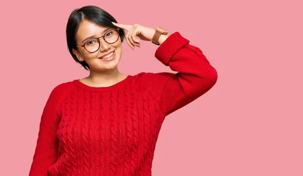 短い髪を身に着けている若い美しいパニック女性カジュアルなセーターと眼鏡は 1本の指で頭を指して笑顔 素晴らしいアイデアや考え 良い記憶 — ストック写真