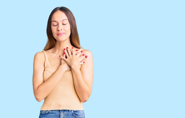 Mulher Jovem Morena Bonita Vestindo Roupas Casuais Sorrindo Com Mãos — Fotografia de Stock