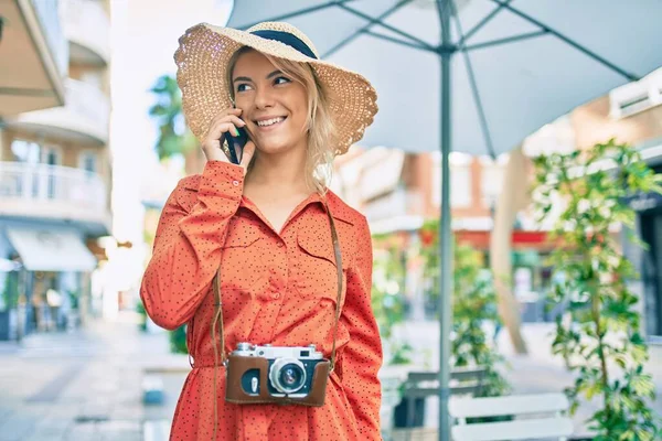 Turis Muda Pirang Tersenyum Bahagia Berbicara Smartphone Kota — Stok Foto