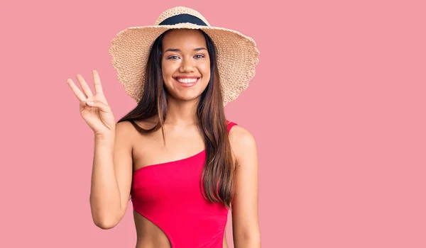 Junge Schöne Lateinamerikanische Mädchen Badebekleidung Und Sommermütze Zeigen Und Zeigen — Stockfoto
