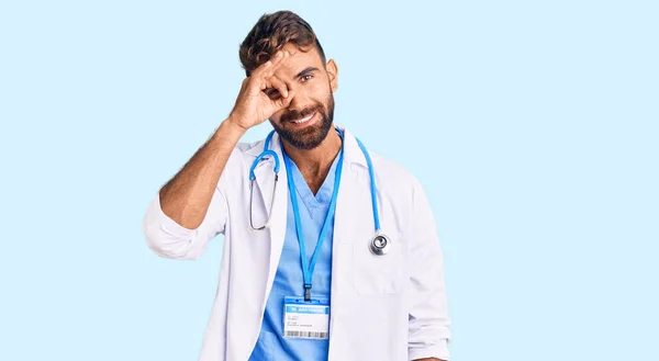 Junger Hispanischer Mann Arztuniform Und Stethoskop Macht Geste Mit Lächelnder — Stockfoto