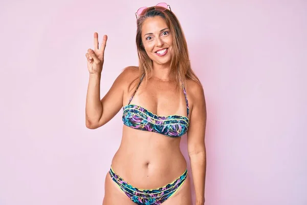 Middelbare Leeftijd Spaanse Vrouw Draagt Bikini Tonen Wijzen Met Vingers — Stockfoto