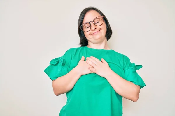 Brunett Kvinna Med Ner Syndrom Bär Casual Kläder Och Glasögon — Stockfoto