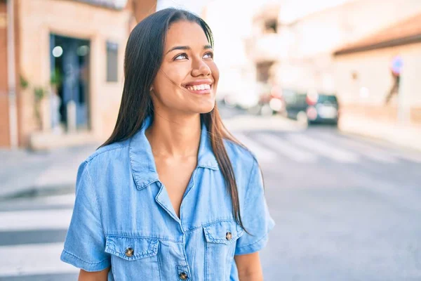 Joven Chica Latina Sonriendo Feliz Caminando Ciudad — Foto de Stock