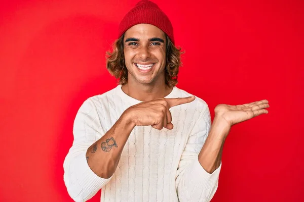 Joven Hombre Hispano Con Suéter Lana Sombrero Invierno Asombrado Sonriendo —  Fotos de Stock
