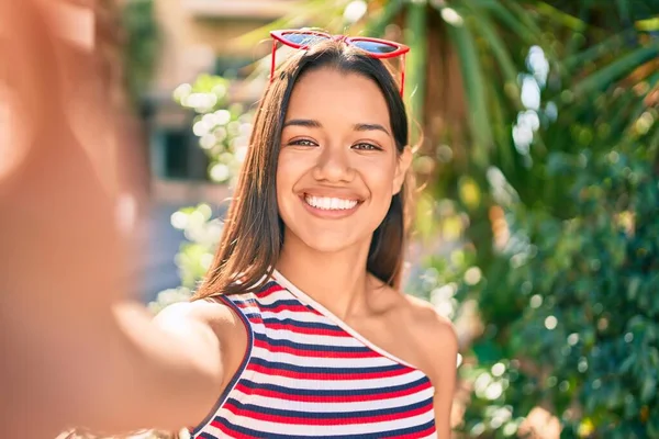 Jovem Latina Sorrindo Feliz Fazendo Selfie Pela Câmera Cidade — Fotografia de Stock