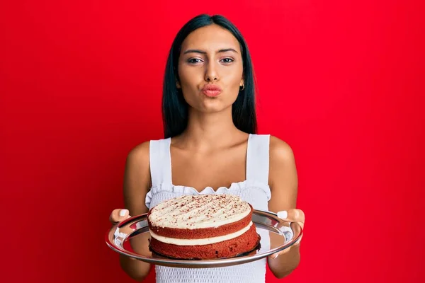 Jovem Morena Segurando Bolo Cenoura Olhando Para Câmera Soprando Beijo — Fotografia de Stock