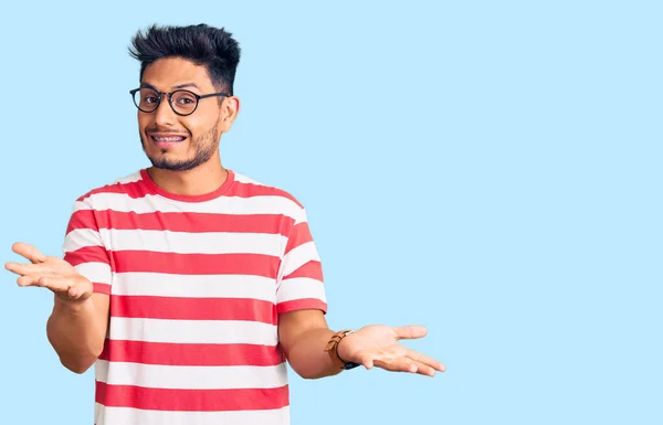 Bonito Jovem Latino Americano Vestindo Roupas Casuais Óculos Sorridentes Alegres — Fotografia de Stock