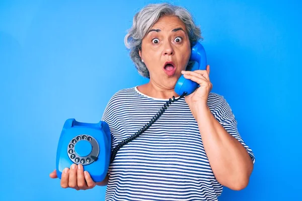 Senior Hispanique Femme Aux Cheveux Gris Tenant Téléphone Vintage Effrayé — Photo