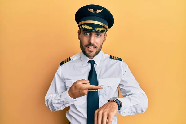 Snygg Hispanic Man Bär Flygplan Pilot Uniform Hast Pekar Att — Stockfoto
