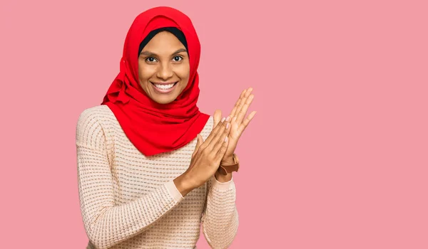 Jovem Afro Americana Vestindo Tradicional Hijab Islâmico Cachecol Batendo Palmas — Fotografia de Stock