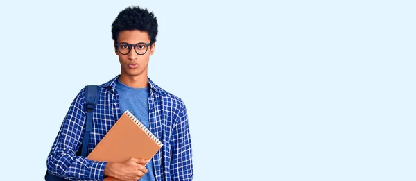 Ung Afrikansk Amerikansk Man Bär Student Ryggsäck Hålla Bok Skeptisk — Stockfoto