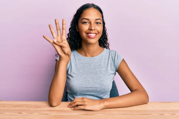 Ung Afrikansk Amerikansk Flicka Bär Casual Kläder Sitter Bordet Visar — Stockfoto