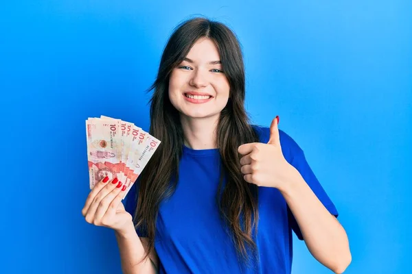 Młoda Piękna Biała Dziewczyna Trzyma Kolumbijskich Pesos Banknotów Uśmiechnięty Szczęśliwy — Zdjęcie stockowe