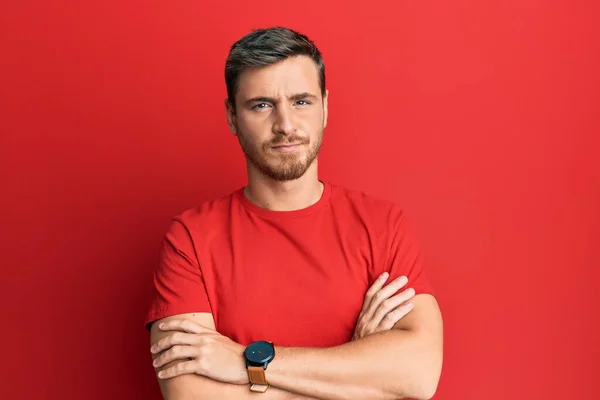 Hombre Caucásico Guapo Con Camiseta Roja Casual Escéptico Nervioso Expresión — Foto de Stock