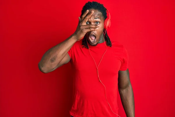 Örgülü Afrikalı Amerikalı Adam Müzik Dinliyor Kulaklık Takıyor Şok Geçiriyor — Stok fotoğraf