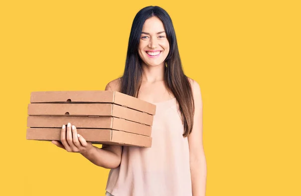Młody Piękny Kaukaski Kobieta Gospodarstwa Dostawy Pizza Pudełko Patrząc Pozytywny — Zdjęcie stockowe
