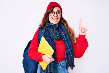 Kış eşarbı takan genç ve güzel bir kadın ve elinde bir fikir ya da soru işareti ile şaşırmış bir numaralı öğrenci sırt çantası taşıyan mutlu yüzlü, bir numaralı 