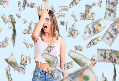 Gündelik kolsuz tişört giyen genç ve güzel bir kız. Yanlışlıkla el ele tutuşup şaşırmış. Hatayı hatırla. Unuttum, kötü hafıza kavramı.