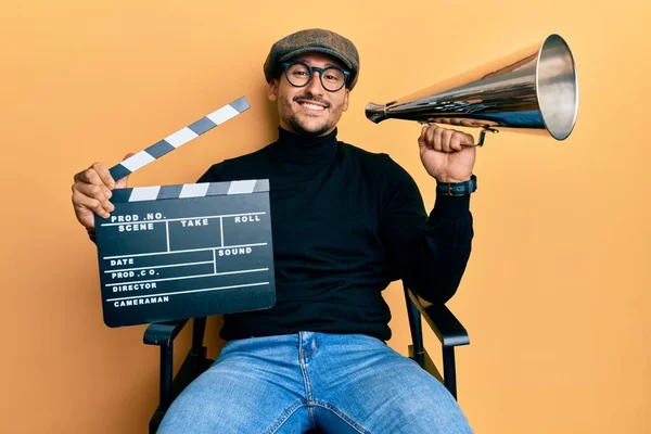 Knappe Man Met Tatoeages Met Videofilm Klapbord Luider Lachend Met — Stockfoto