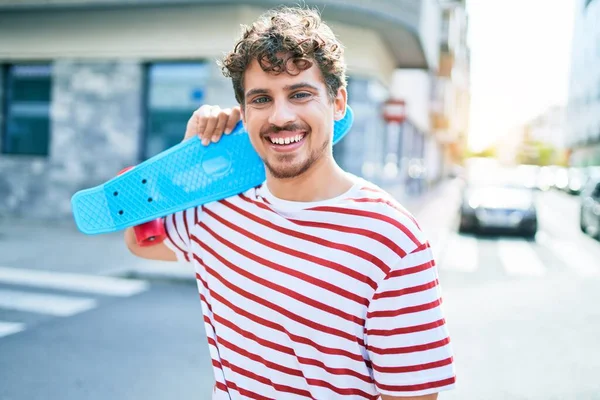 Jovem Homem Patinador Caucasiano Sorrindo Feliz Segurando Skate Andando Rua — Fotografia de Stock