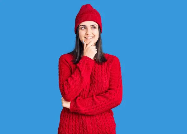 Menina Bonita Nova Usando Suéter Boné Com Mão Queixo Pensando — Fotografia de Stock