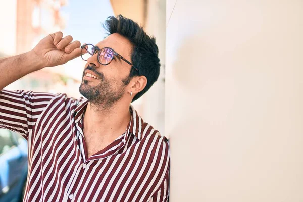 Jovem Homem Hispânico Bonito Com Barba Sorrindo Feliz Livre — Fotografia de Stock