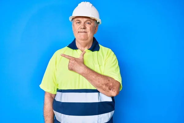 Senior Gråhårig Man Bär Arbetare Reflekterande Skjorta Och Hatt Leende — Stockfoto