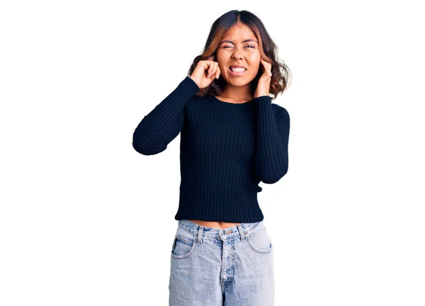 年轻美丽的混血女子穿着休闲装 手指捂住耳朵 对嘈杂的音乐感到恼怒 聋人概念 — 图库照片