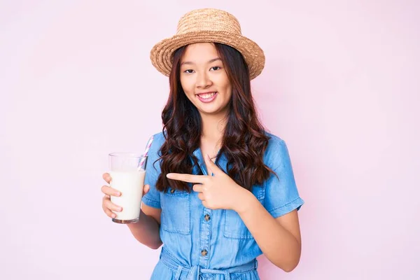 Jong Mooi Chinees Meisje Dragen Zomer Hoed Houden Glas Melk — Stockfoto