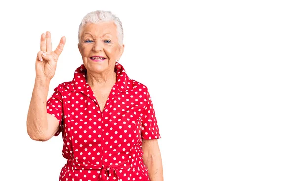 Senior Mooie Vrouw Met Blauwe Ogen Grijs Haar Een Rode — Stockfoto