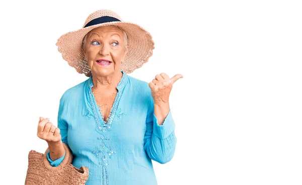 Senior Mooie Vrouw Met Blauwe Ogen Grijs Haar Dragen Mode — Stockfoto