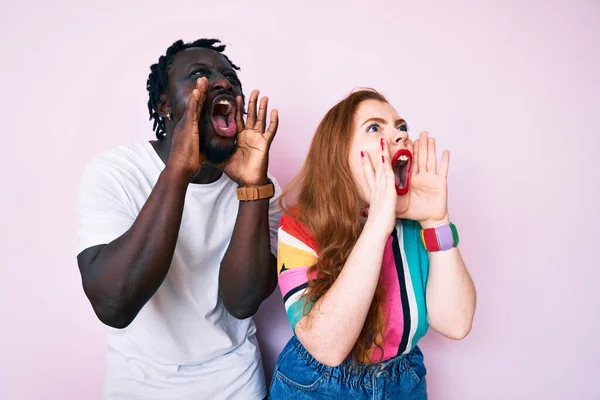 Casal Interracial Vestindo Roupas Casuais Gritando Irritado Voz Alta Com — Fotografia de Stock