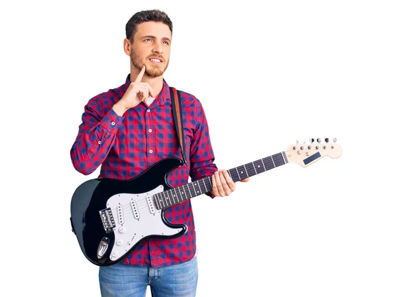 Guapo Joven Con Oso Tocando Guitarra Eléctrica Cara Seria Pensando — Foto de Stock