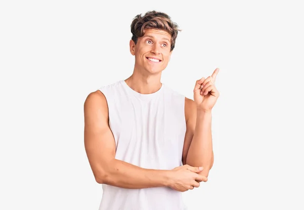 Jovem Homem Bonito Vestindo Camiseta Sem Mangas Sorrindo Feliz Apontando — Fotografia de Stock