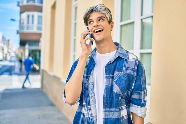 Giovane Uomo Ispanico Sorridente Felice Parlando Sullo Smartphone Città — Foto Stock