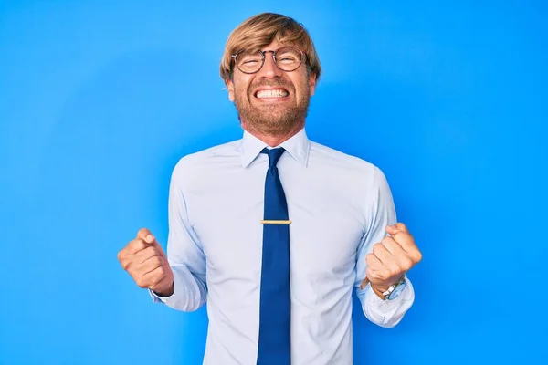 Mladý Blonďatý Muž Oblečený Pracovních Šatů Brýlí Velmi Šťastný Vzrušený — Stock fotografie