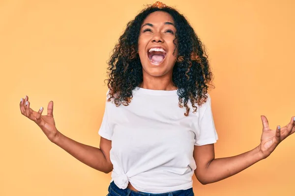 Jovem Afro Americana Vestindo Roupas Casuais Loucas Loucas Gritando Gritando — Fotografia de Stock